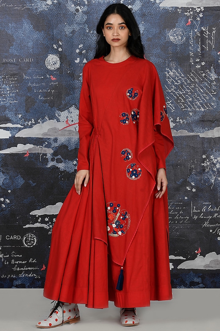 Red Embroidered Cape Kurta With Pants by Jajaabor