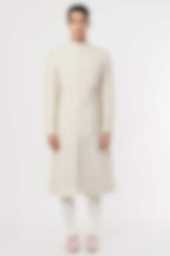 White Chikankari Sherwani Set by JAYANTI REDDY MEN