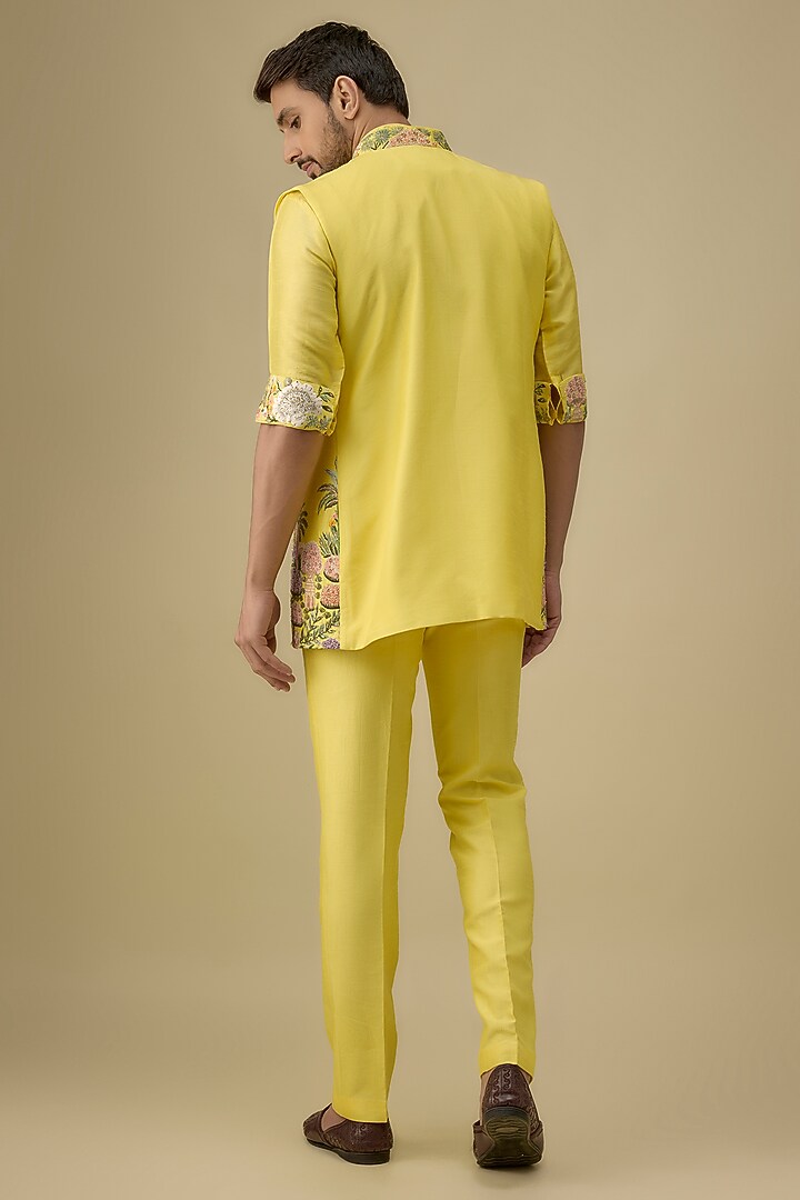 Yellow Spun Silk Embroidered Bundi Jacket Set by Jayesh and Kaajal Shah Men at Pernia's Pop Up Shop
