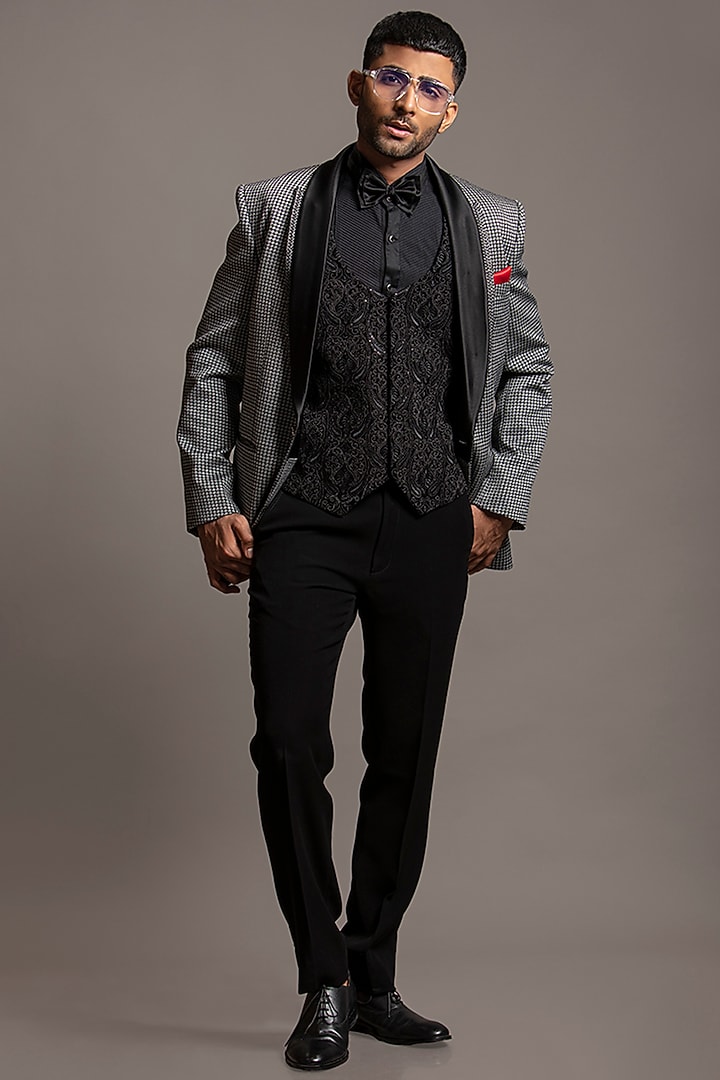 Grey Terry Rayon Checks Suit Set by Jayesh and Kaajal Shah Men at Pernia's Pop Up Shop