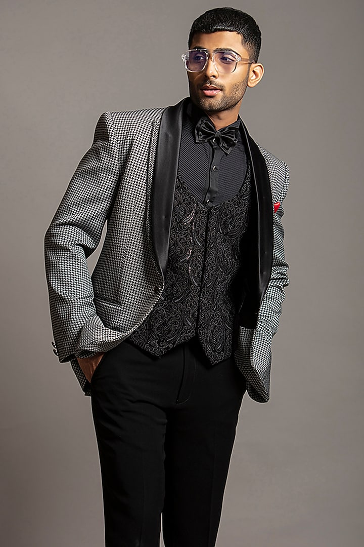 Grey Terry Rayon Checks Suit Set by Jayesh and Kaajal Shah Men at Pernia's Pop Up Shop