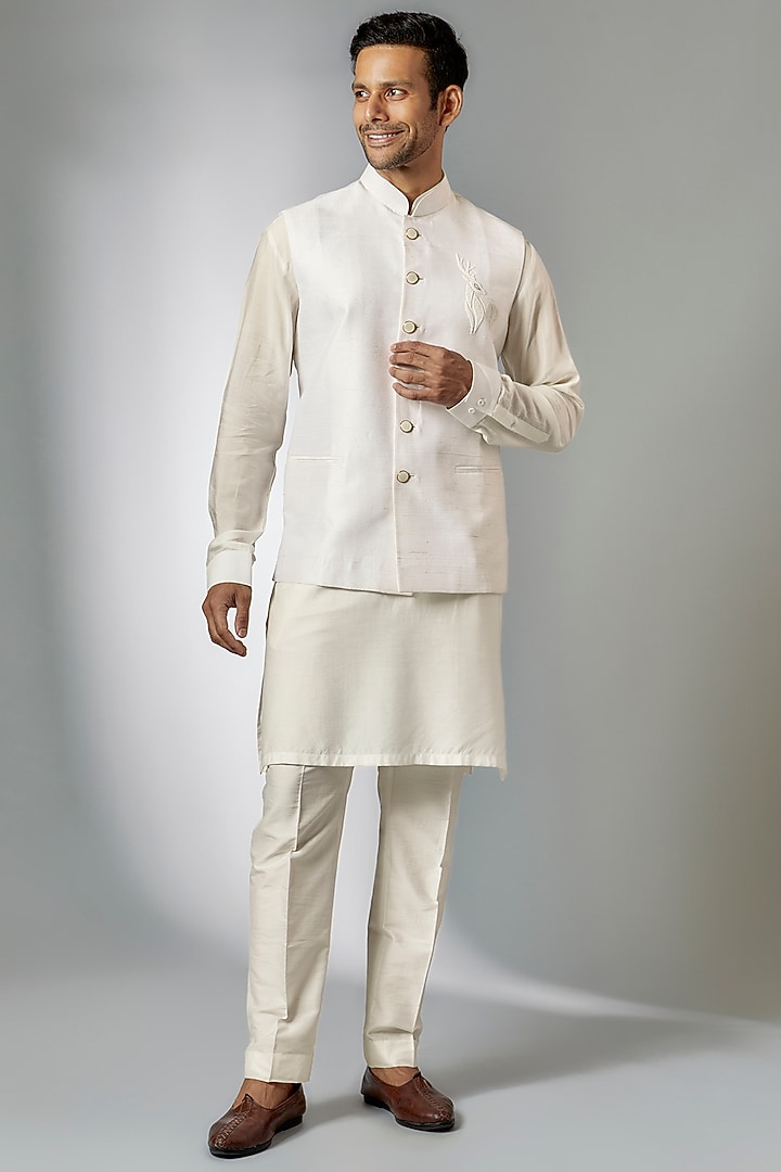 Ivory Raw Silk Embroidered Bundi Jacket Set by Jayesh and Kaajal Shah Men at Pernia's Pop Up Shop