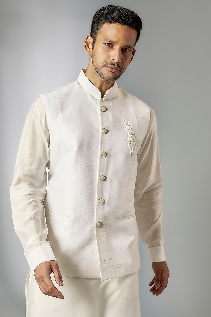 Ivory Raw Silk Embroidered Bundi Jacket Set by Jayesh and Kaajal Shah Men at Pernia's Pop Up Shop