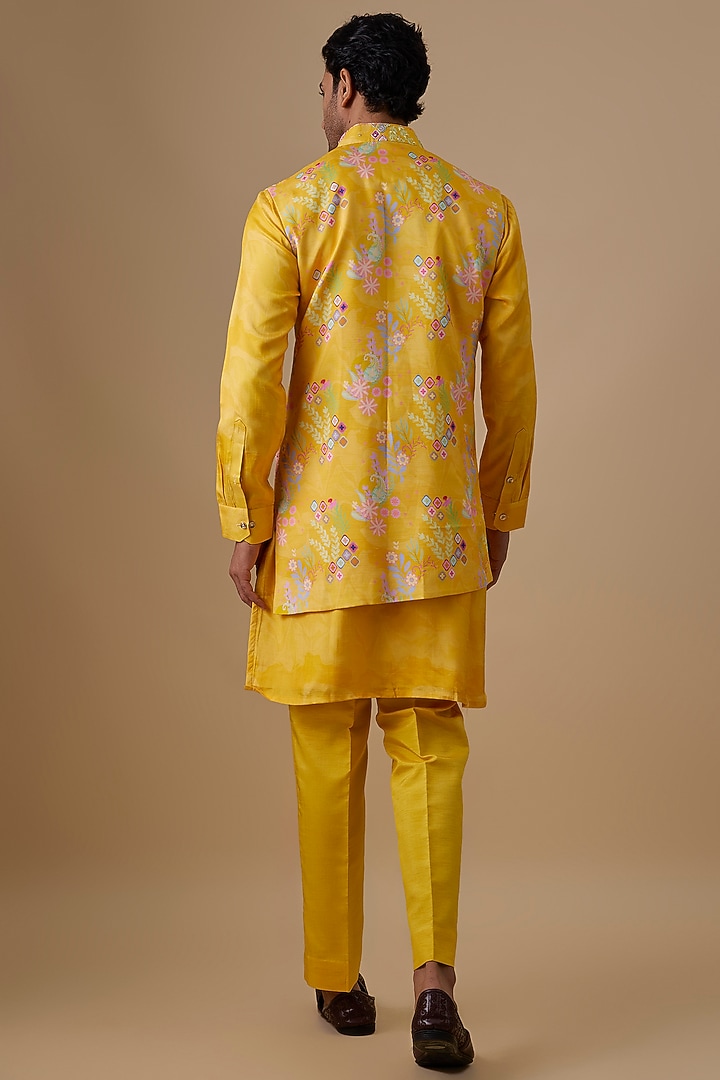 Yellow Raw Silk Embroidered Bundi Jacket Set by Jayesh and Kaajal Shah Men at Pernia's Pop Up Shop