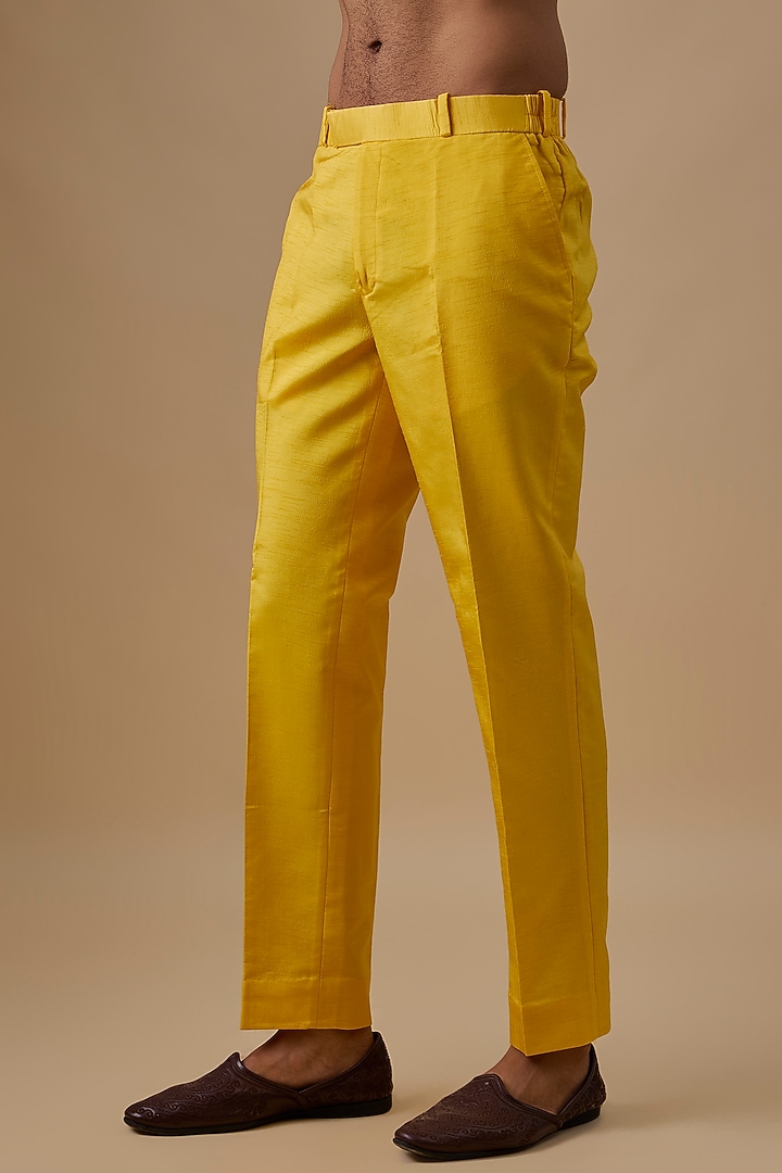 Yellow Raw Silk Embroidered Bundi Jacket Set by Jayesh and Kaajal Shah Men at Pernia's Pop Up Shop