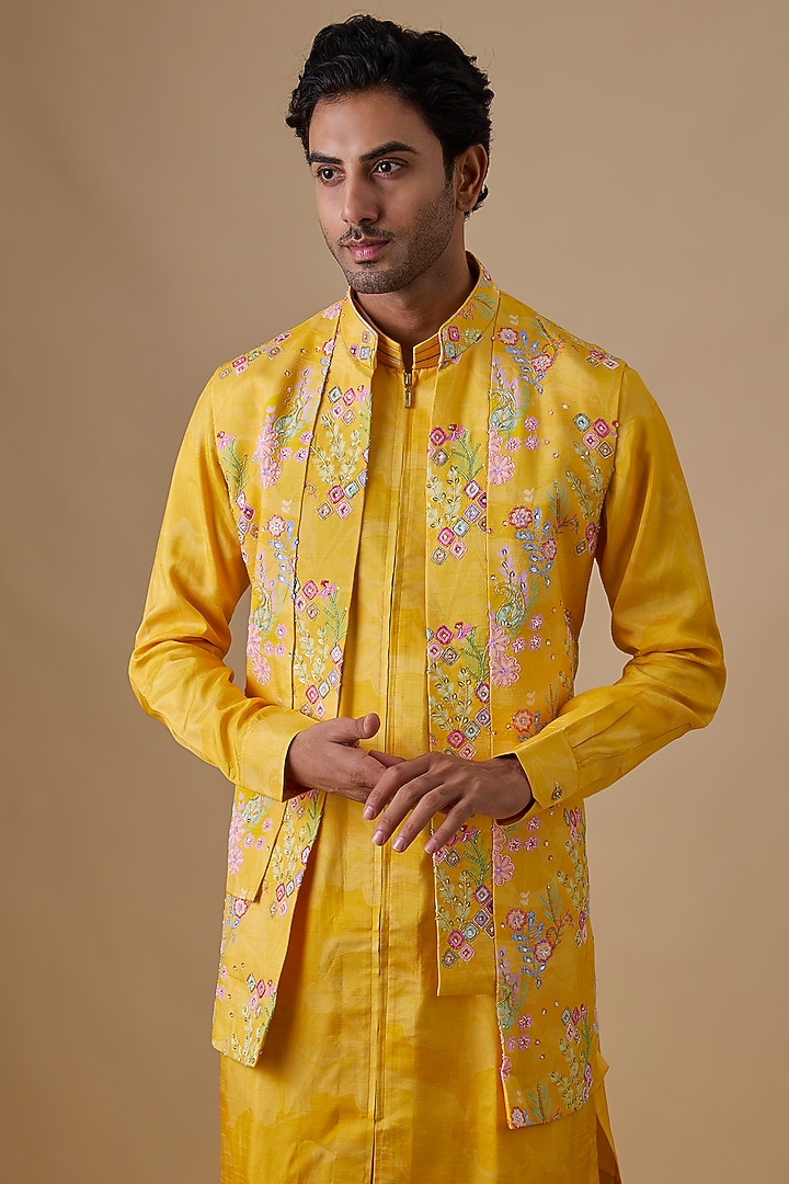 Yellow Raw Silk Embroidered Bundi Jacket Set by Jayesh and Kaajal Shah Men at Pernia's Pop Up Shop