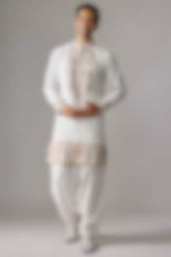 White Cotton Blend Kurta Set by Jayesh and Kaajal Shah Men at Pernia's Pop Up Shop