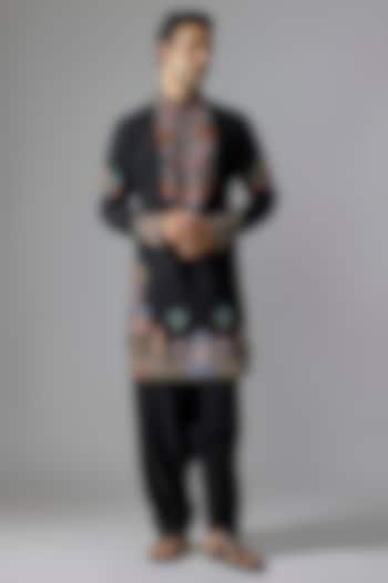 Black Cotton Blend Kurta Set by Jayesh and Kaajal Shah Men at Pernia's Pop Up Shop