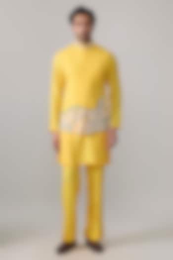 Yellow Silk Bundi Jacket Set by Jayesh and Kaajal Shah Men at Pernia's Pop Up Shop