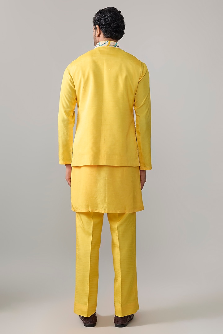 Yellow Silk Bundi Jacket Set by Jayesh and Kaajal Shah Men at Pernia's Pop Up Shop