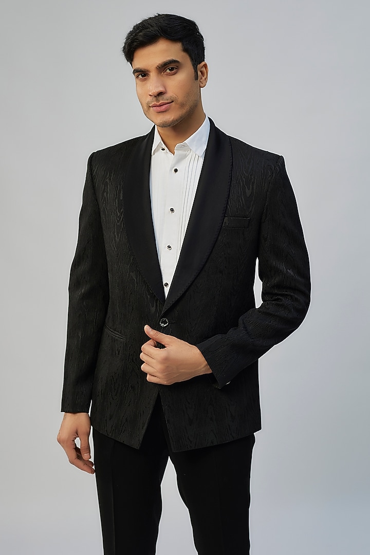 Black Textured Silk Suit Set by Jayesh and Kaajal Shah Men at Pernia's Pop Up Shop