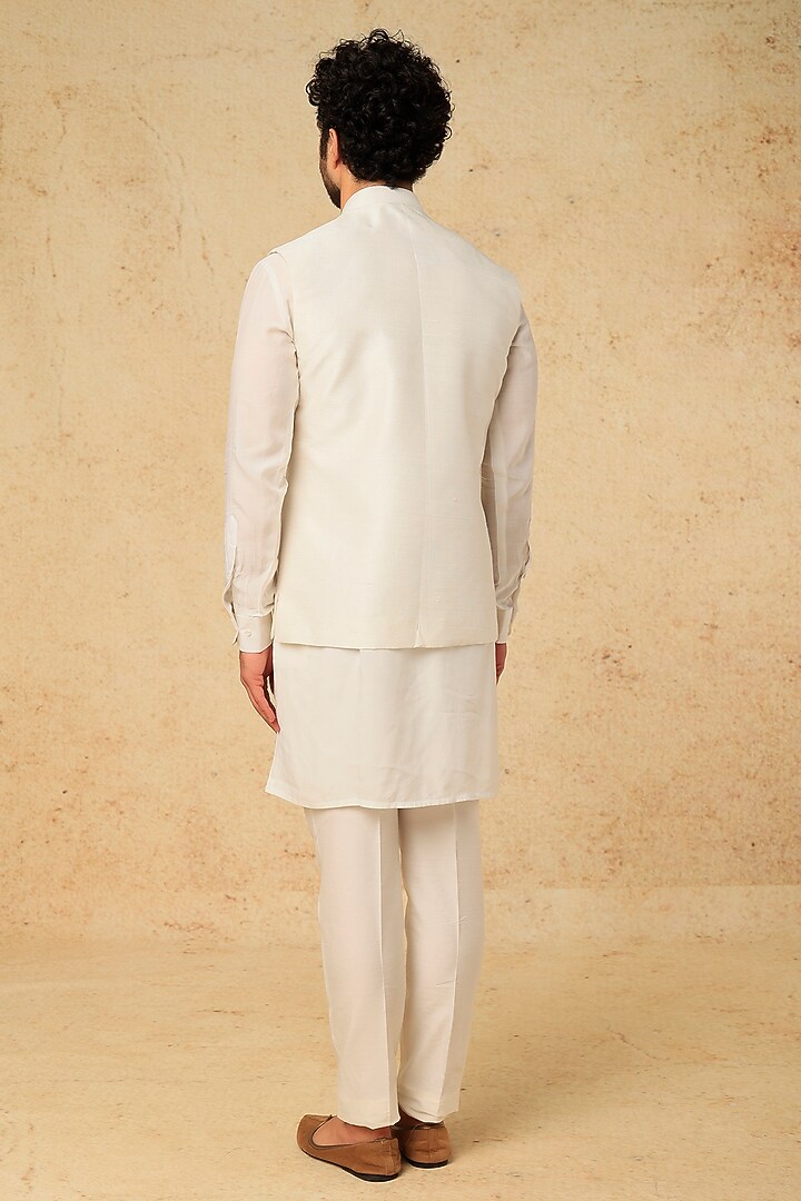 Off-White Raw Silk Embroidered Bundi Jacket Set by Jayesh and Kaajal Shah Men at Pernia's Pop Up Shop