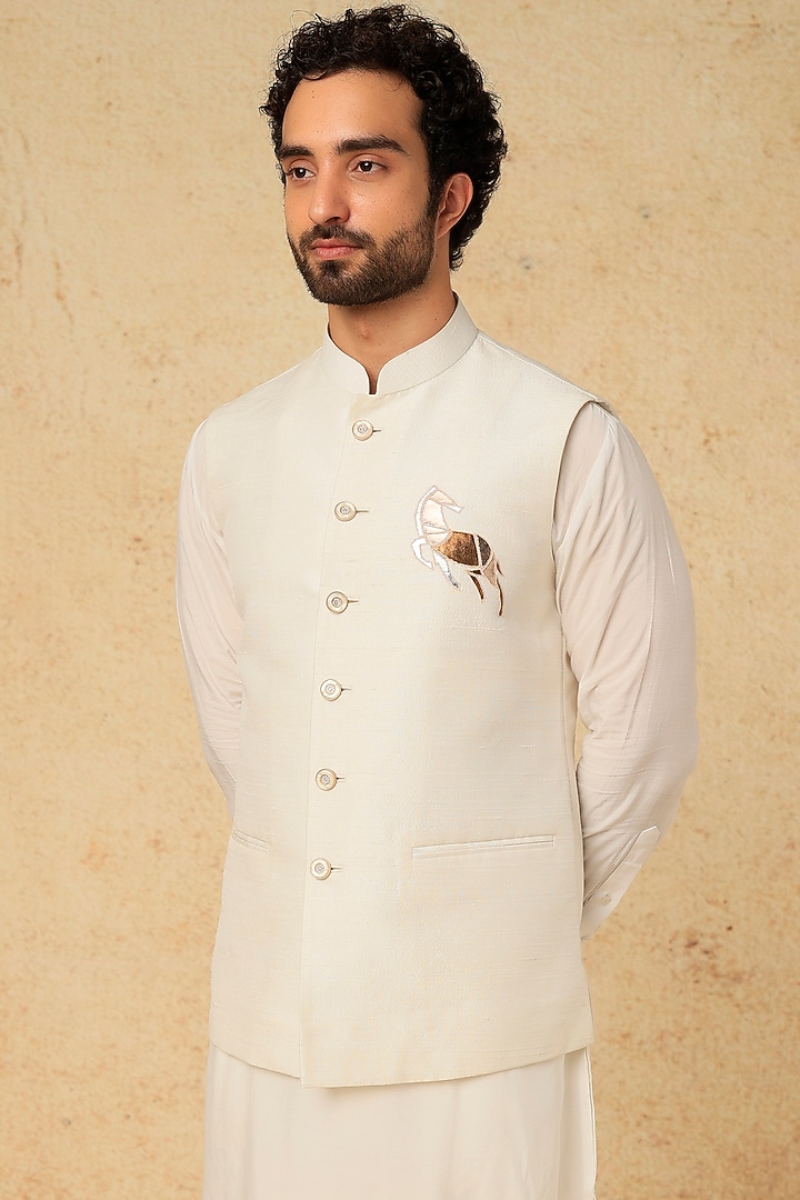 Off-White Raw Silk Embroidered Bundi Jacket Set by Jayesh and Kaajal Shah Men at Pernia's Pop Up Shop