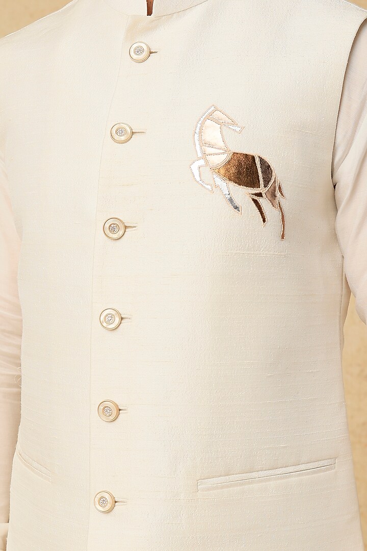 Off-White Raw Silk Embroidered Bundi Jacket Set by Jayesh and Kaajal Shah Men at Pernia's Pop Up Shop