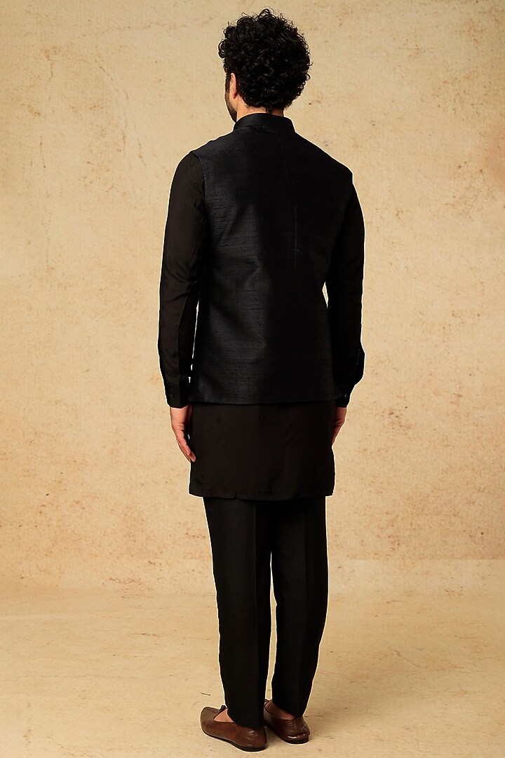 Black Raw Silk Embroidered Bundi Jacket Set by Jayesh and Kaajal Shah Men at Pernia's Pop Up Shop
