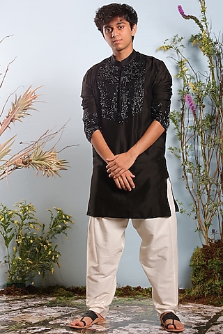 Black Chanderi Embroidered Kurta by Julie by Julie Shah Men