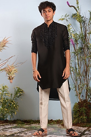 Black Embroidered Kurta by Julie by Julie Shah Men