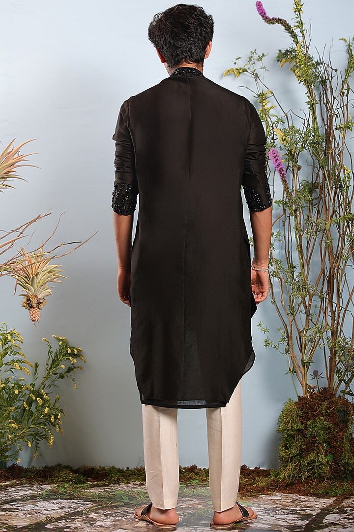 Black Embroidered Kurta by Julie by Julie Shah Men at Pernia's Pop Up Shop