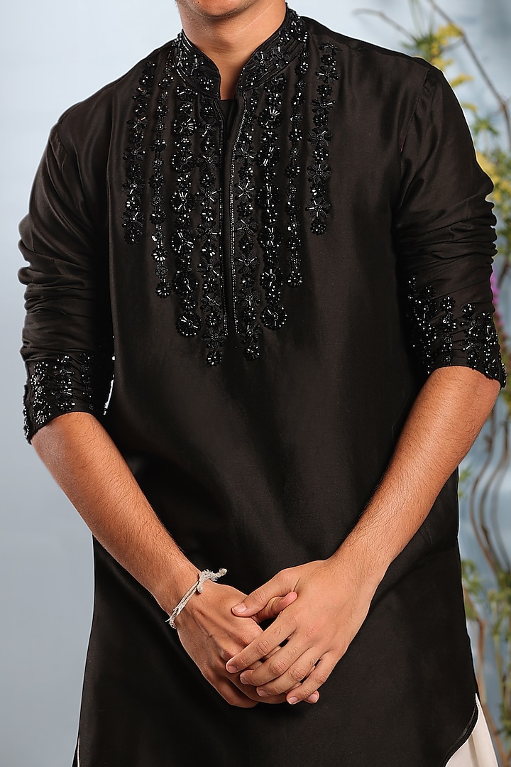 Black Embroidered Kurta by Julie by Julie Shah Men at Pernia's Pop Up Shop