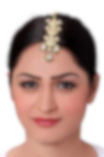 Gold Finish Pearls & Polki Maang Tikka by Joules By Radhika at Pernia's Pop Up Shop