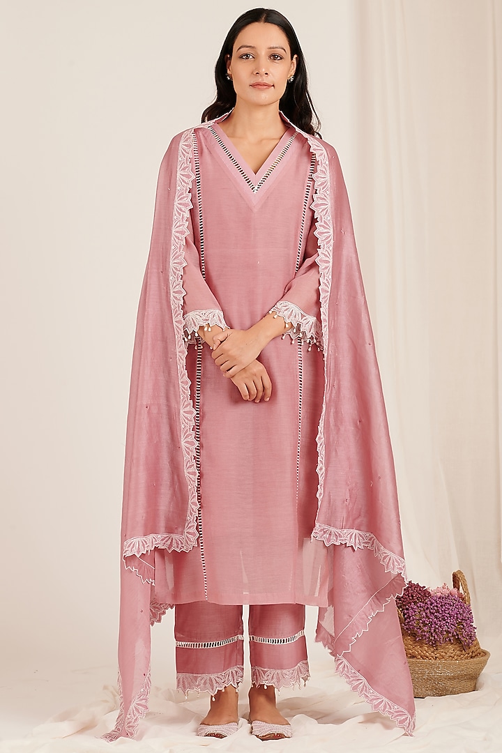 Vintage Rose Pink Kurta Set With Embroidery by Jdang