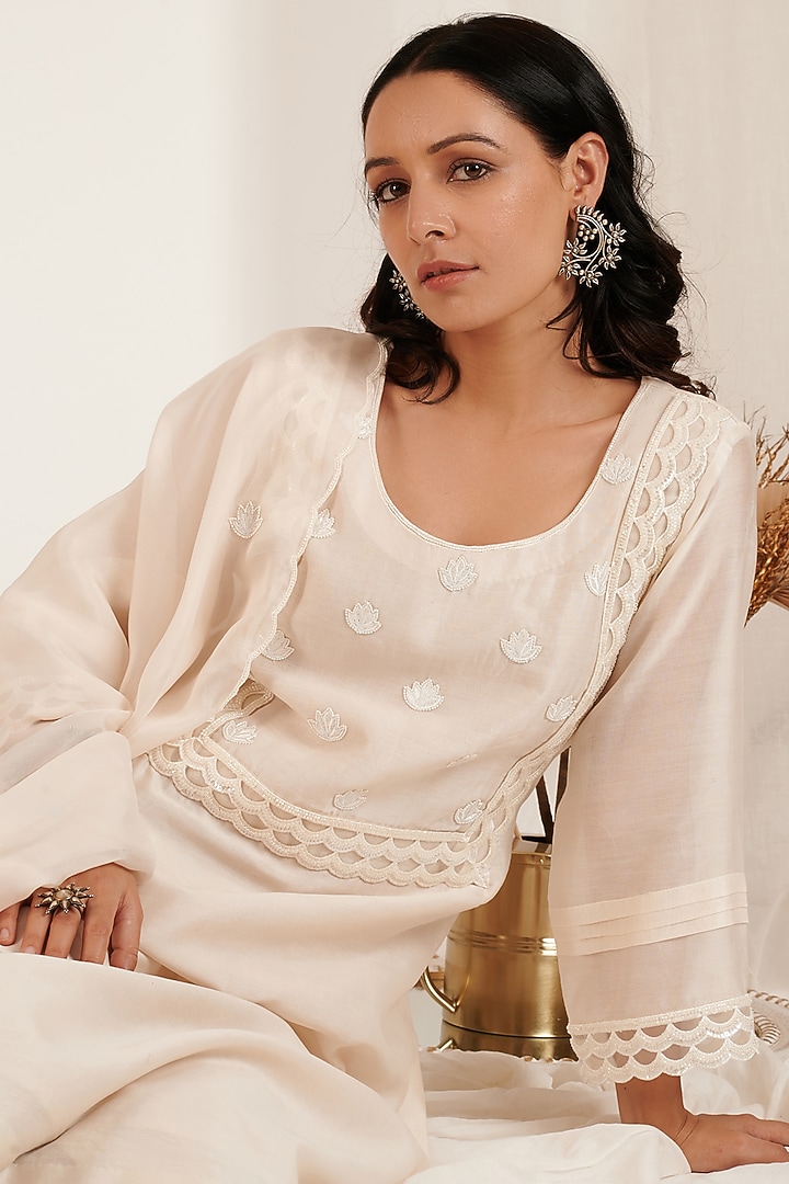 Off-White Embroidered Kurta Set by Jdang at Pernia's Pop Up Shop