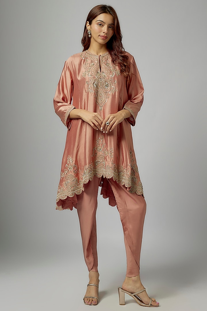 Peach Silk Embroidered Kurta Set by Jayanti Reddy at Pernia's Pop Up Shop
