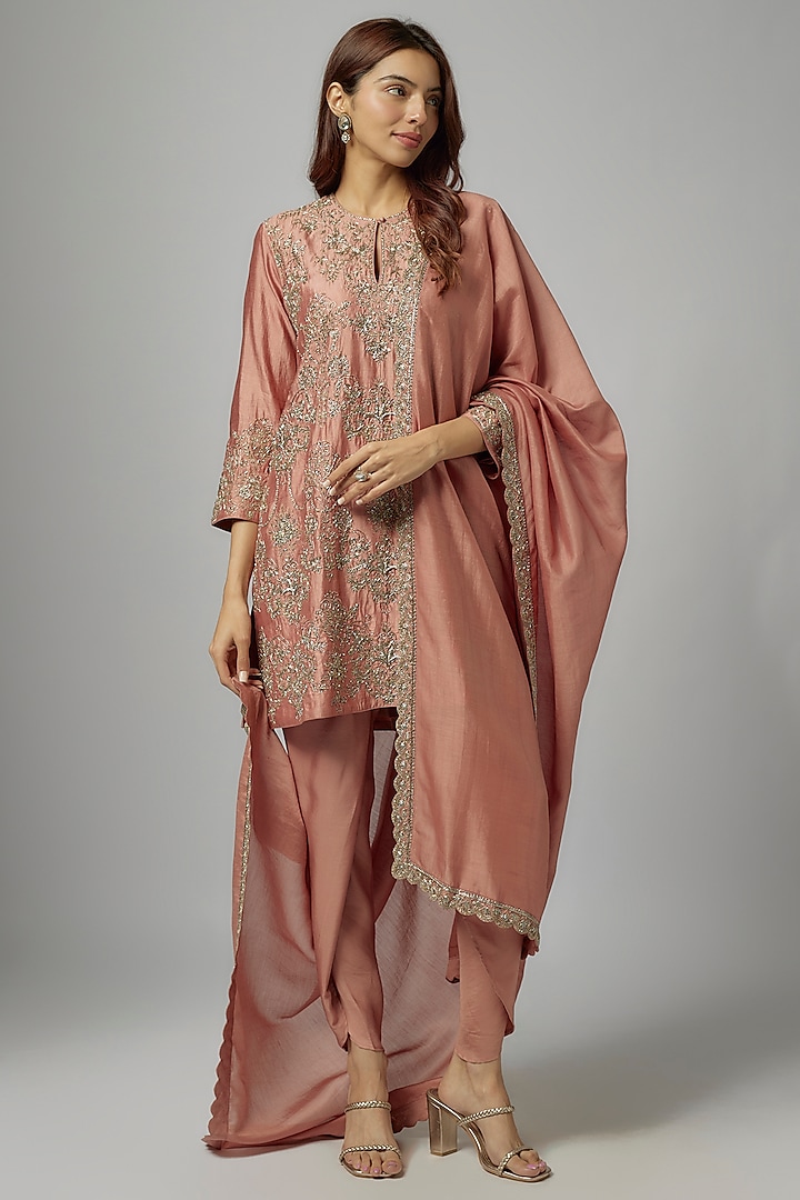 Peach Silk Embroidered Kurta Set by Jayanti Reddy at Pernia's Pop Up Shop