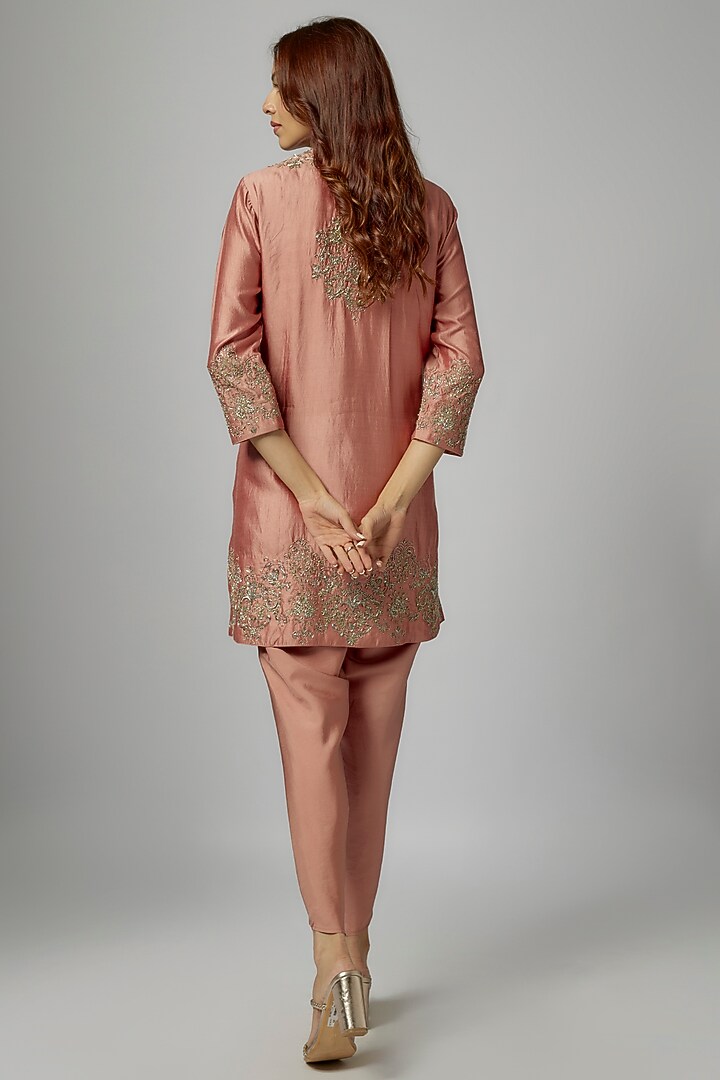 Peach Silk Embroidered Kurta Set by Jayanti Reddy at Pernia's Pop Up Shop