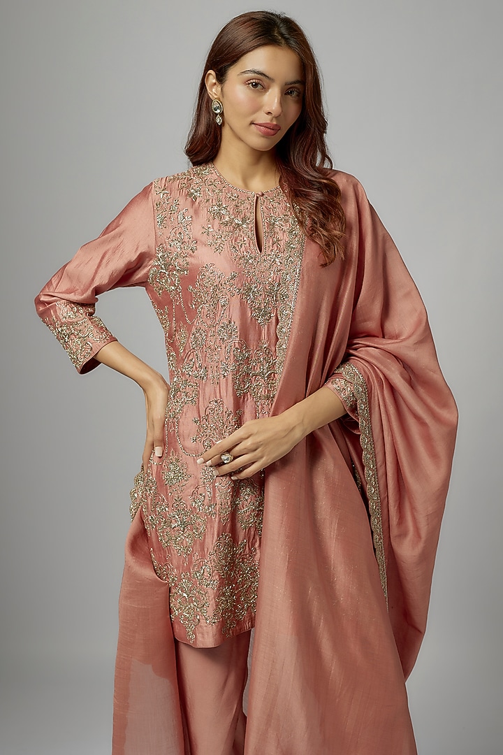 Peach Silk Embroidered Kurta Set by Jayanti Reddy at Pernia's Pop Up Shop