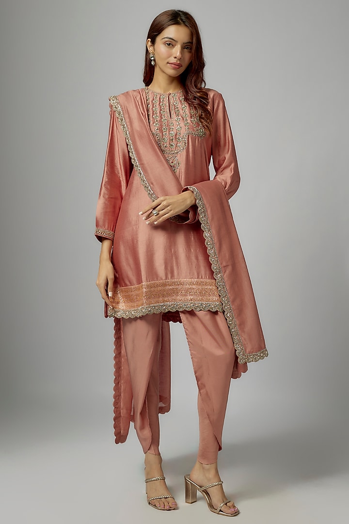 Peach Silk Embroidered Kurta Set by Jayanti Reddy at Pernia's Pop Up Shop