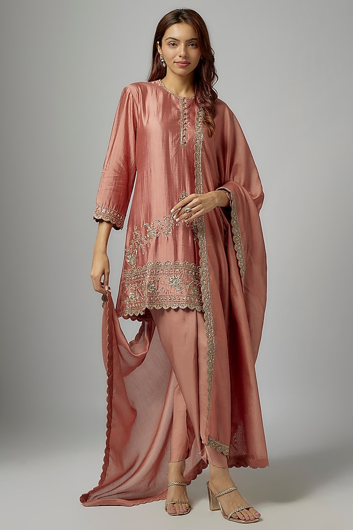 Peach Silk Embroidered Kurta Set by Jayanti Reddy at Pernia's Pop Up Shop