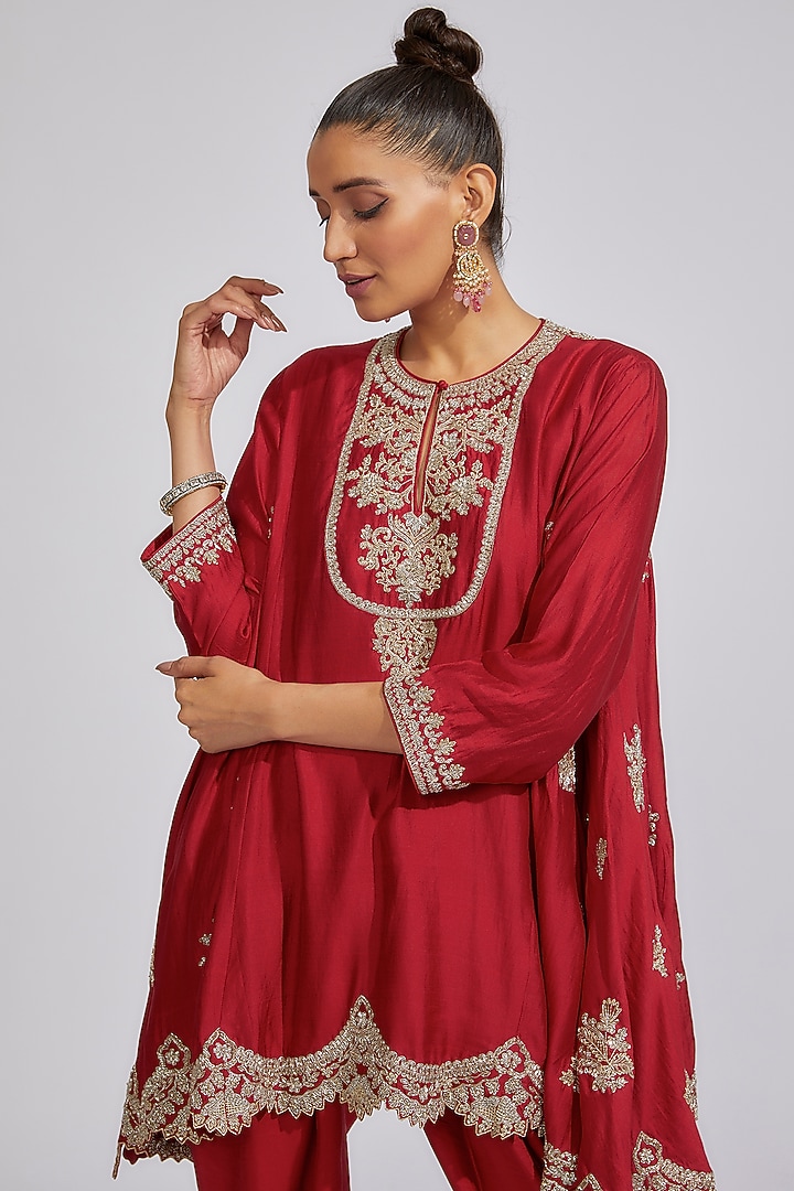 Red Silk Embroidered Kurta Set by Jayanti Reddy at Pernia's Pop Up Shop