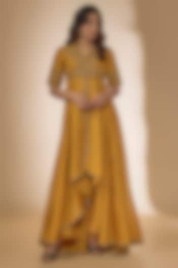 Mango Yellow Silk Zari Embroidered High-Low Kurta Set by Jayanti Reddy at Pernia's Pop Up Shop