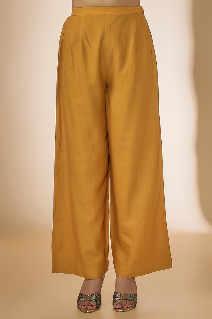 Mango Yellow Silk Zari Embroidered High-Low Kurta Set by Jayanti Reddy at Pernia's Pop Up Shop