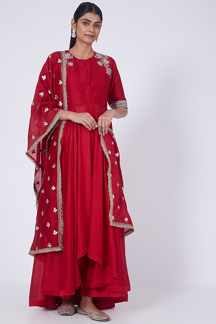 Red Chanderi Silk Embroidered Kurta Set by Jayanti Reddy