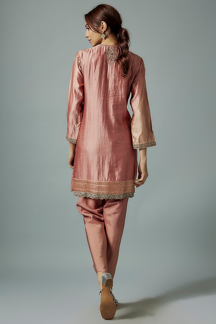 Peach Silk Zari Embroidered Kurta Set by Jayanti Reddy at Pernia's Pop Up Shop