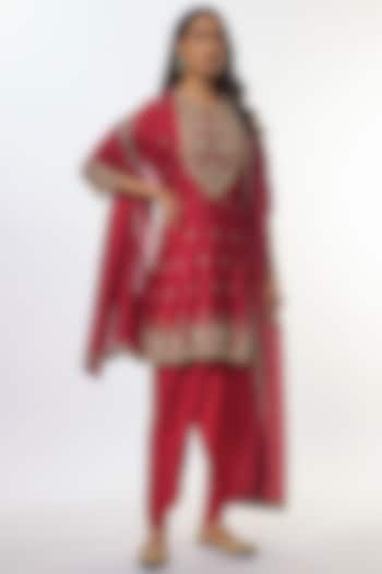 Red Silk Zardosi Embroidered Kurta Set by Jayanti Reddy at Pernia's Pop Up Shop