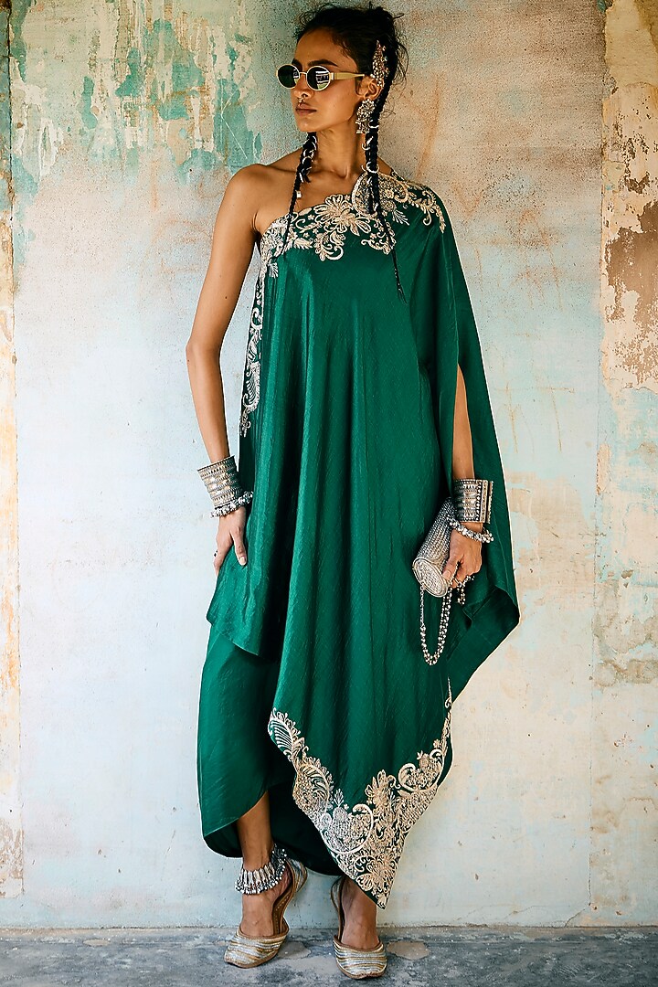 Emerald Green Silk Zardosi Embroidered Off-Shoulder Cape Set by Jayanti Reddy at Pernia's Pop Up Shop