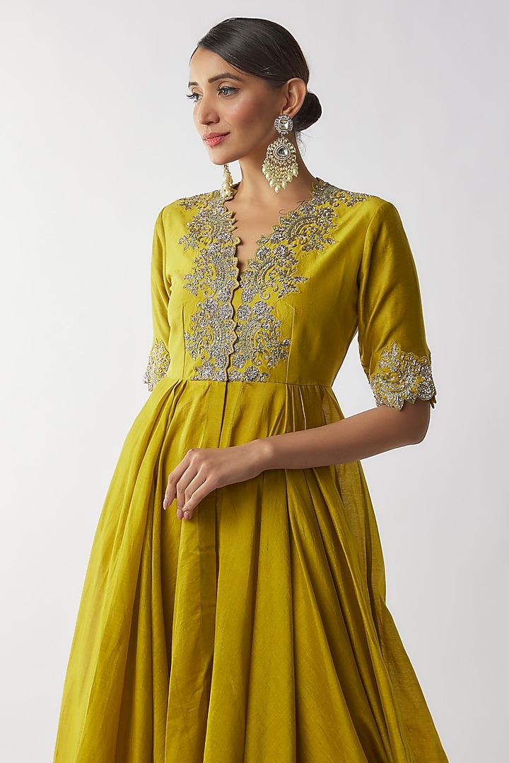 Mustard Silk Zari Embroidered High-Low Wedding Anarkali Set by Jayanti Reddy at Pernia's Pop Up Shop