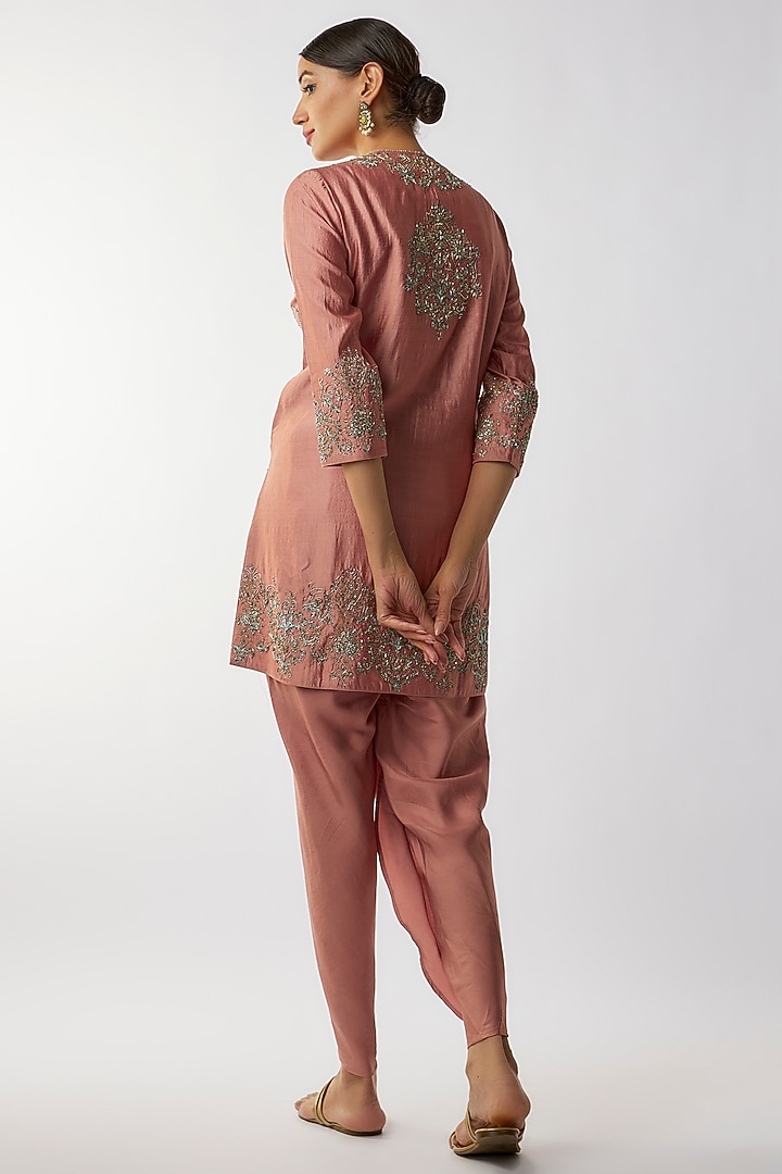Peach Silk Zari Embroidered Kurta Set by Jayanti Reddy at Pernia's Pop Up Shop