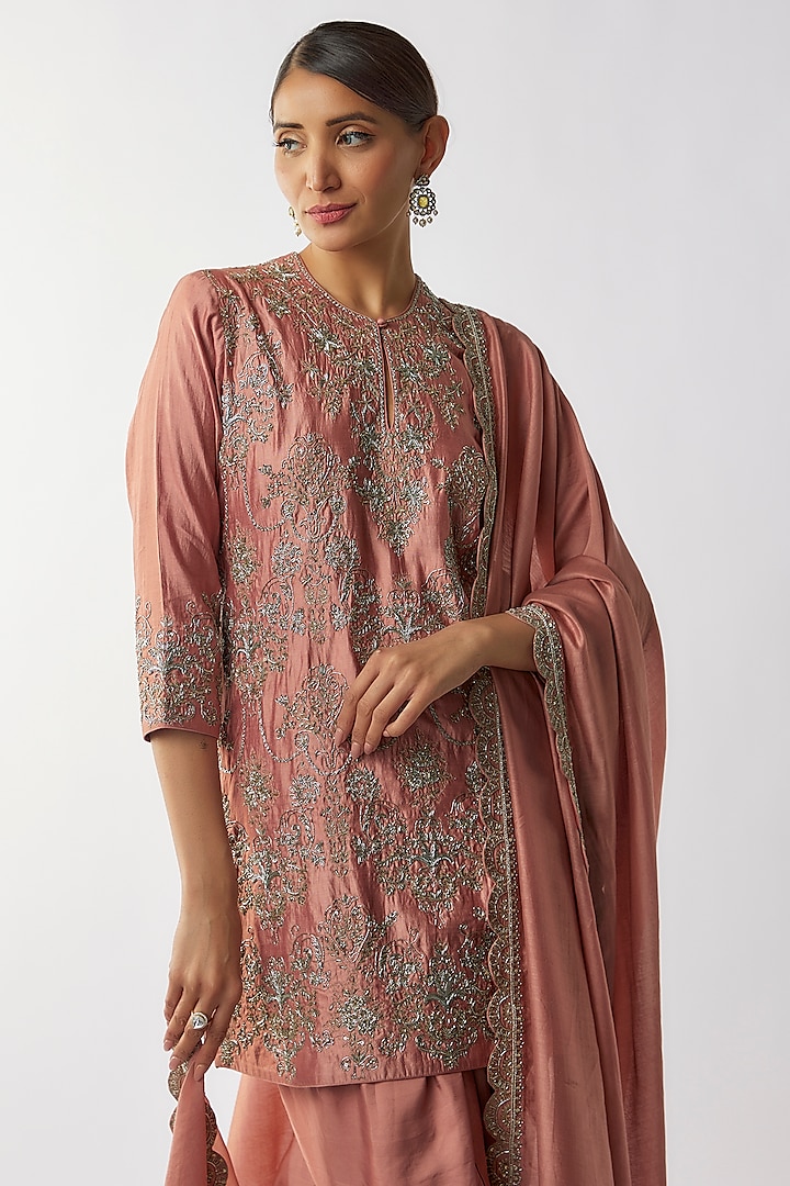 Peach Silk Zari Embroidered Kurta Set by Jayanti Reddy at Pernia's Pop Up Shop
