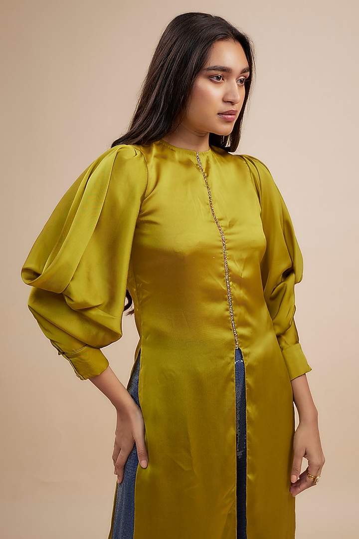 Mehendi Green Crepe Satin Embroidered Kurta Set by Jewellyn Alvares at Pernia's Pop Up Shop