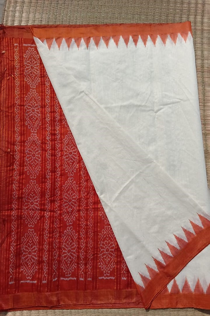 Off-White Handwoven Tie-Dye Saree by Jagjeeban