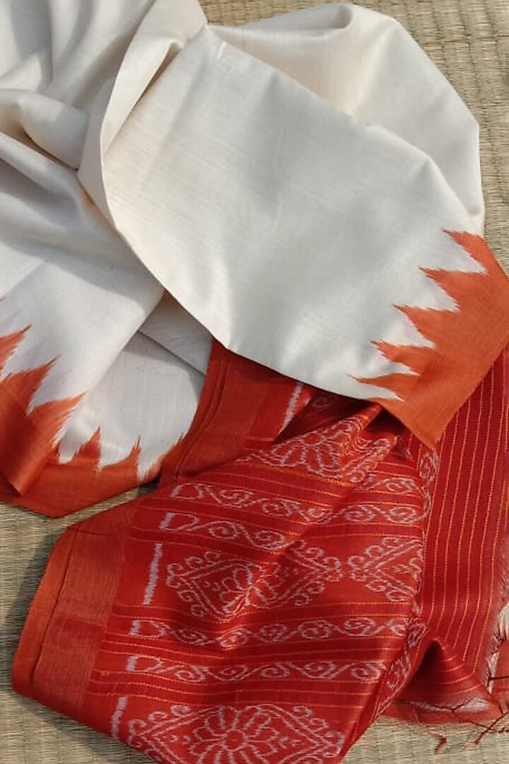 Off-White Handwoven Tie-Dye Saree by Jagjeeban at Pernia's Pop Up Shop