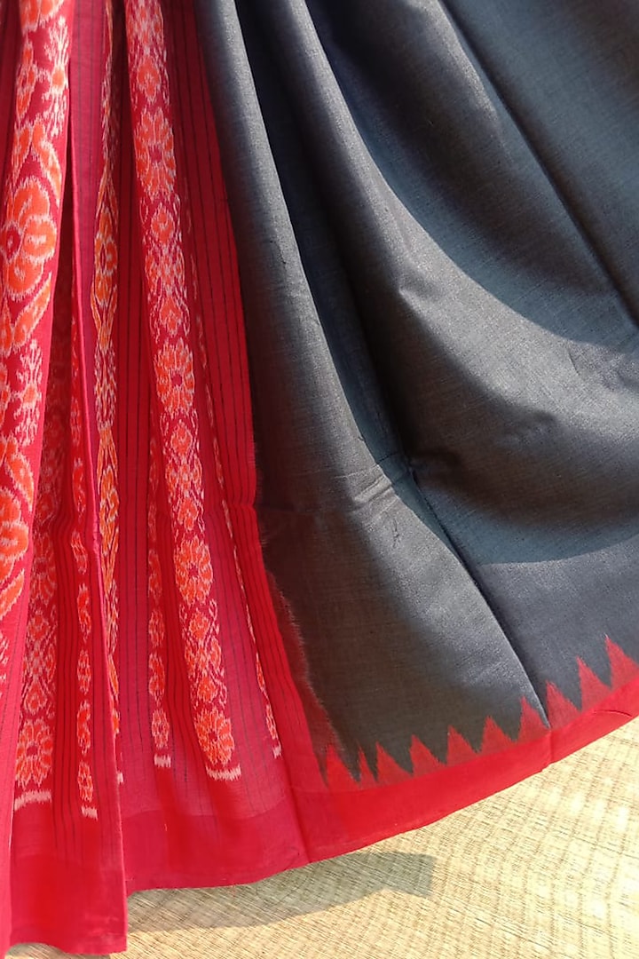 Black Handwoven Tie-Dye Saree by Jagjeeban at Pernia's Pop Up Shop
