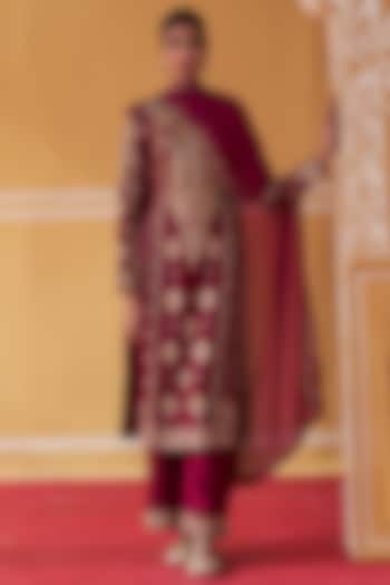 Wine Chanderi Hand Embroidered Kurta Set by Jigar Mali at Pernia's Pop Up Shop
