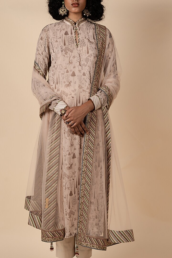 Powder Pink Tulle Dabka & Zari Work Stole by JJV.Kapurthala By JJ Valaya at Pernia's Pop Up Shop