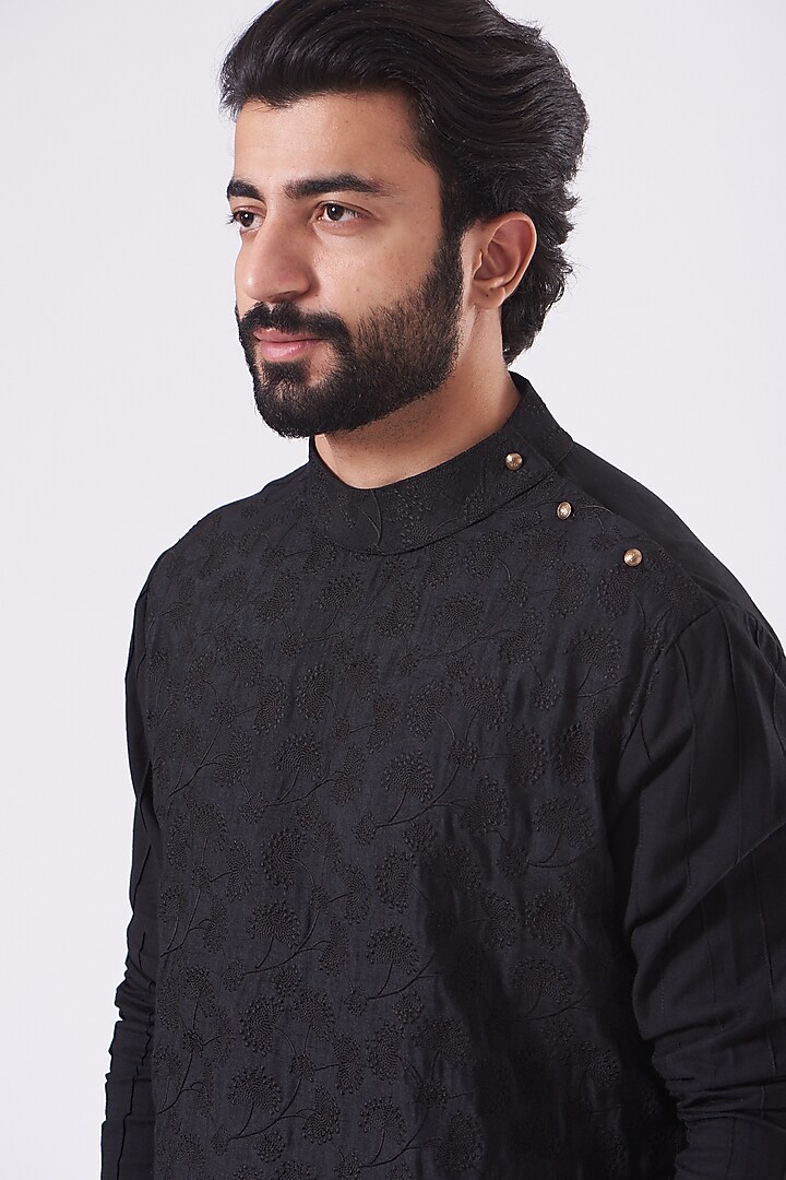 Black Embroidered Kurta Set by Jatin Malik at Pernia's Pop Up Shop