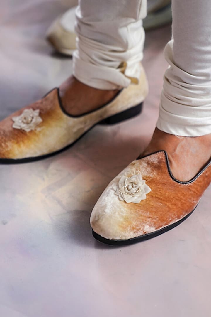 Ivory & Tan Hand Embroidered Juttis by Jatin Malik at Pernia's Pop Up Shop